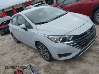 2024 Nissan Versa SV z VIN 3N1CN8EV1RL852359, wystawiony jako IAAI lot #41964102 z przebiegiem 17 837 mil mil oraz . Historia ofert i sprzedaży dostępna na DreamBid. Obrazek 1.