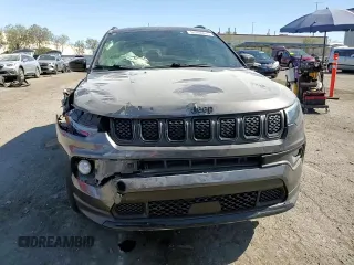 2023 Jeep Compass Altitude z VIN 3C4NJDBN7PT542177, wystawiony jako Copart lot #63284445 z przebiegiem 32 285 mil mil oraz Szkoda całkowita • Salvage title. Historia ofert i sprzedaży dostępna na DreamBid. Obrazek 14.