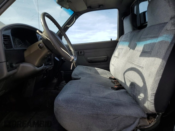 1993 Toyota Pickup DX z VIN JT4RN01P3P7060439, wystawiony jako Copart lot #57356125 z przebiegiem 259 773 mil mil oraz Szkoda całkowita • Salvage title. Historia ofert i sprzedaży dostępna na DreamBid. Obrazek 7.