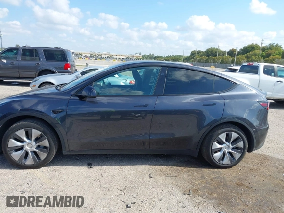 2024 Tesla Model Y Long Range z VIN 7SAYGDEE0RA263842, wystawiony jako IAAI lot #42106339 z przebiegiem 48 447 mil mil oraz . Historia ofert i sprzedaży dostępna na DreamBid. Obrazek 14.