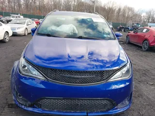 2020 Chrysler Pacifica Launch Edition z VIN 2C4RC3BG9LR252124, wystawiony jako IAAI lot #41689415 z przebiegiem 53 455 mil mil oraz . Historia ofert i sprzedaży dostępna na DreamBid. Obrazek 12.