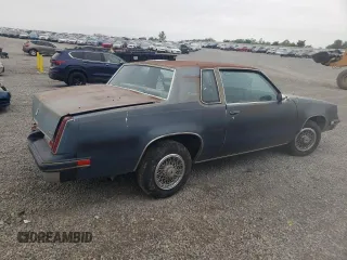 1983 Oldsmobile Cutlass Supreme z VIN 1G3AR47A1DM520447, wystawiony jako Copart lot #58216235 z przebiegiem 88 361 mil mil oraz Szkoda całkowita • Salvage title. Historia ofert i sprzedaży dostępna na DreamBid. Obrazek 3.