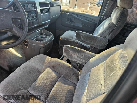 2004 Chevrolet Express Passenger z VIN 1GBFG15T141225336, wystawiony jako Copart lot #79581294 z przebiegiem Nie podano mil oraz Czysty tytuł • Clean title. Historia ofert i sprzedaży dostępna na DreamBid. Obrazek 9.
