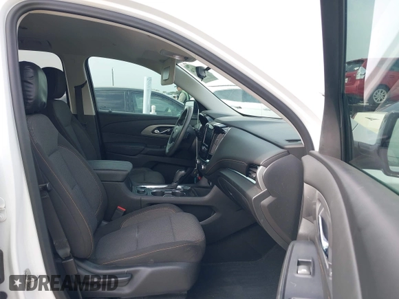 2020 Chevrolet Traverse LS z VIN 1GNERFKW4LJ314465, wystawiony jako IAAI lot #42030246 z przebiegiem 51 800 mil mil oraz . Historia ofert i sprzedaży dostępna na DreamBid. Obrazek 5.