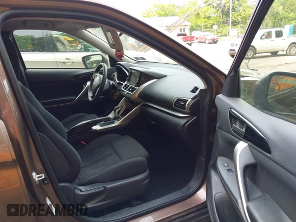 2018 Mitsubishi Eclipse Cross ES z VIN JA4AT3AA9JZ039973, wystawiony jako IAAI lot #42350915 z przebiegiem 136 369 mil mil oraz . Historia ofert i sprzedaży dostępna na DreamBid. Obrazek 5.