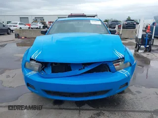 2011 Ford Mustang V6 z VIN 1ZVBP8AM2B5138727, wystawiony jako IAAI lot #41940117 z przebiegiem 173 824 mil mil oraz . Historia ofert i sprzedaży dostępna na DreamBid. Obrazek 12.
