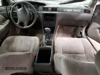 2000 Toyota Camry CE z VIN JT2BG22K8Y0445766, wystawiony jako Copart lot #55927725 z przebiegiem Nie podano mil oraz Czysty tytuł • Clean title. Historia ofert i sprzedaży dostępna na DreamBid. Obrazek 8.
