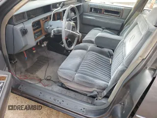 1985 Cadillac Fleetwood z VIN 1G6CB6984F4325337, wystawiony jako Copart lot #82255894 z przebiegiem 46 192 mil mil oraz Czysty tytuł • Clean title. Historia ofert i sprzedaży dostępna na DreamBid. Obrazek 7.