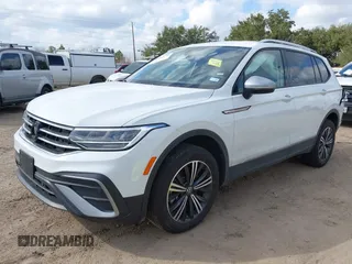 2024 Volkswagen Tiguan Wolfsburg Edition z VIN 3VV5B7AX8RM233687, wystawiony jako IAAI lot #41504709 z przebiegiem 2 387 mil mil oraz . Historia ofert i sprzedaży dostępna na DreamBid. Obrazek 17.