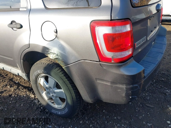 2010 Ford Escape XLT z VIN 1FMCU9DG7AKD41622, wystawiony jako IAAI lot #40902701 z przebiegiem 298 933 mil mil oraz . Historia ofert i sprzedaży dostępna na DreamBid. Obrazek 6.