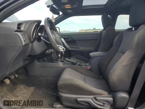 2013 Scion tC z VIN JTKJF5C78D3054796, wystawiony jako Copart lot #46947135 z przebiegiem 133 805 mil mil oraz Szkody całkowita. Historia ofert i sprzedaży dostępna na DreamBid. Obrazek 7.