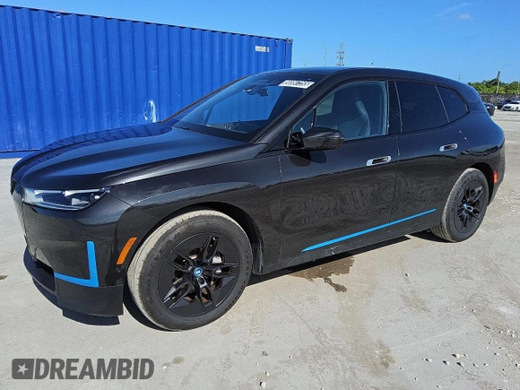 2024 BMW iX xDrive50 z VIN WB523CF05RCS00114, wystawiony jako Copart lot #56997255 z przebiegiem 12 548 mil mil oraz Czysty tytuł • Clean title. Historia ofert i sprzedaży dostępna na DreamBid. Obrazek 1.