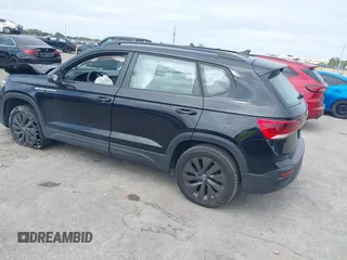 2023 Volkswagen Taos S z VIN 3VVCX7B27PM335958, wystawiony jako IAAI lot #41598028 z przebiegiem 21 684 mil mil oraz . Historia ofert i sprzedaży dostępna na DreamBid. Obrazek 3.
