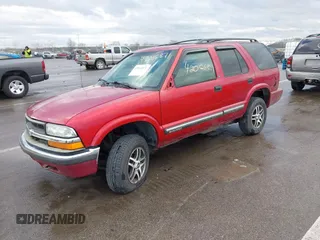 2000 Chevrolet Blazer LT z VIN 1GNDT13W9Y2133636, wystawiony jako IAAI lot #42066871 z przebiegiem Nie podano mil oraz . Historia ofert i sprzedaży dostępna na DreamBid. Obrazek 2.