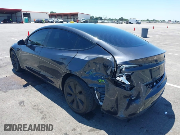 2024 Tesla Model 3 z VIN 5YJ3E1EA4RF721281, wystawiony jako IAAI lot #42238541 z przebiegiem 28 679 mil mil oraz . Historia ofert i sprzedaży dostępna na DreamBid. Obrazek 3.