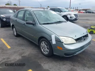 2005 Ford Focus S with VIN 1FAFP34N15W115018, listed as a IAAI auction lot 42078355 with 177,506 mi miles. Bid and sale history available at carsss.com. Image 1.