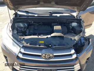 2018 Toyota Highlander LE z VIN 5TDZARFH8JS033994, wystawiony jako IAAI lot #42245699 z przebiegiem 140 608 mil mil oraz . Historia ofert i sprzedaży dostępna na DreamBid. Obrazek 10.