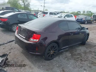 2011 Scion tC z VIN JTKJF5C76B3012480, wystawiony jako IAAI lot #42063298 z przebiegiem 177 933 mil mil oraz . Historia ofert i sprzedaży dostępna na DreamBid. Obrazek 4.