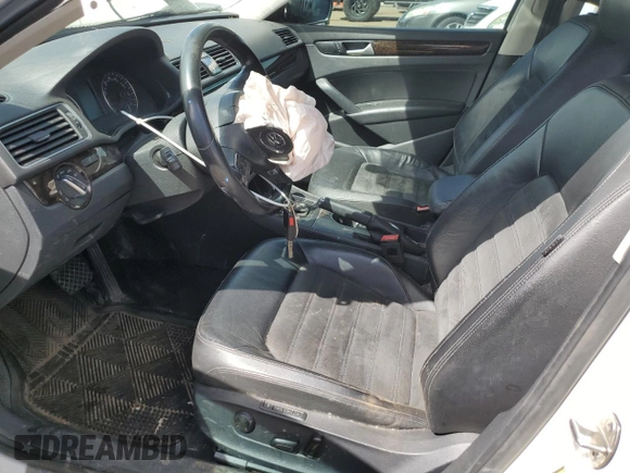 2015 Volkswagen Passat SEL Premium z VIN 1VWCV7A37FC072477, wystawiony jako Copart lot #53499125 z przebiegiem 126 207 mil mil oraz Szkoda całkowita • Salvage title. Historia ofert i sprzedaży dostępna na DreamBid. Obrazek 7.