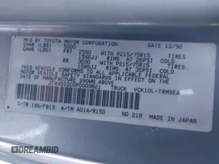 1993 Toyota T100 z VIN JT4VD10C0P0009821, wystawiony jako IAAI lot #41788269 z przebiegiem 144 505 mil mil oraz . Historia ofert i sprzedaży dostępna na DreamBid. Obrazek 9.