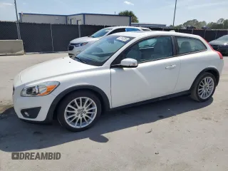 2012 Volvo C30 z VIN YV1672MK3C2274017, wystawiony jako Copart lot #52152255 z przebiegiem 129 376 mil mil oraz Nie do naprawy. Historia ofert i sprzedaży dostępna na DreamBid. Obrazek 1.