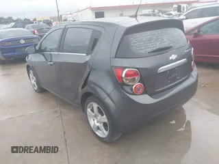 2012 Chevrolet Sonic LTZ z VIN 1G1JE6SH9C4224451, wystawiony jako IAAI lot #42490384 z przebiegiem 153 589 mil mil oraz . Historia ofert i sprzedaży dostępna na DreamBid. Obrazek 3.