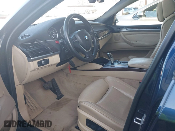 2013 BMW X6 xDrive50i z VIN 5UXFG8C51DL591955, wystawiony jako IAAI lot #41392374 z przebiegiem 112 899 mil mil oraz . Historia ofert i sprzedaży dostępna na DreamBid. Obrazek 5.