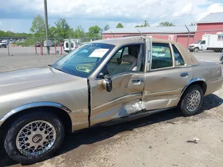 2000 Mercury Grand Marquis GS z VIN 2MEFM74W3YX610461, wystawiony jako IAAI lot #42162767 z przebiegiem 181 400 mil mil oraz . Historia ofert i sprzedaży dostępna na DreamBid. Obrazek 6.