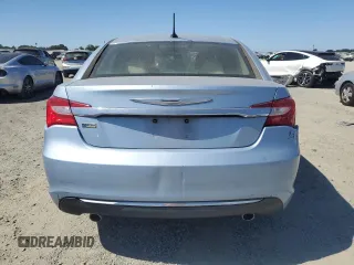 2012 Chrysler 200 Touring z VIN 1C3CCBBG0CN316617, wystawiony jako Copart lot #61437545 z przebiegiem 107 552 mil mil oraz Czysty tytuł • Clean title. Historia ofert i sprzedaży dostępna na DreamBid. Obrazek 6.