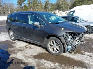 2017 Chrysler Pacifica Limited z VIN 2C4RC1GG4HR753555, wystawiony jako IAAI lot #41676131 z przebiegiem 119 642 mil mil oraz . Historia ofert i sprzedaży dostępna na DreamBid. Obrazek 1.