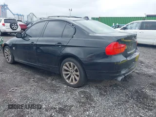2011 BMW 3 Series 328i xDrive z VIN WBAPK5C54BF121544, wystawiony jako IAAI lot #42443324 z przebiegiem 123 193 mil mil oraz . Historia ofert i sprzedaży dostępna na DreamBid. Obrazek 3.