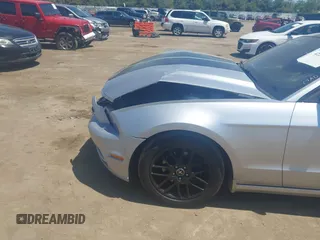 2014 Ford Mustang V6 z VIN 1ZVBP8AM4E5202464, wystawiony jako IAAI lot #42230631 z przebiegiem 171 523 mil mil oraz . Historia ofert i sprzedaży dostępna na DreamBid. Obrazek 6.