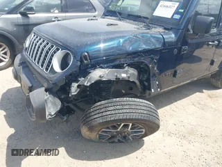 2025 Jeep Wrangler Sahara z VIN 1C4PJXEN9SW529245, wystawiony jako IAAI lot #42446327 z przebiegiem 8 058 mil mil oraz . Historia ofert i sprzedaży dostępna na DreamBid. Obrazek 6.