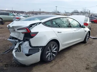 2025 Tesla Model 3 Long Range z VIN 5YJ3E1EB3SF899746, wystawiony jako IAAI lot #41678122 z przebiegiem 2 249 mil mil oraz . Historia ofert i sprzedaży dostępna na DreamBid. Obrazek 4.