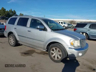 2007 Chrysler Aspen Limited z VIN 1A8HX58N07F584363, wystawiony jako IAAI lot #41317323 z przebiegiem 173 615 mil mil oraz . Historia ofert i sprzedaży dostępna na DreamBid. Obrazek 1.