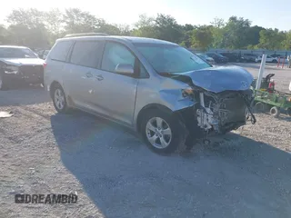 2015 Toyota Sienna LE AAS z VIN 5TDKK3DC2FS571665, wystawiony jako IAAI lot #42332002 z przebiegiem 188 819 mil mil oraz . Historia ofert i sprzedaży dostępna na DreamBid. Obrazek 1.
