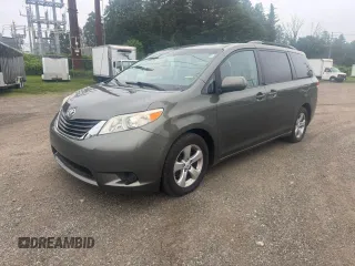 2013 Toyota Sienna LE AAS z VIN 5TDKK3DCXDS361554, wystawiony jako Copart lot #60774985 z przebiegiem 204 462 mil mil oraz Czysty tytuł • Clean title. Historia ofert i sprzedaży dostępna na DreamBid. Obrazek 2.