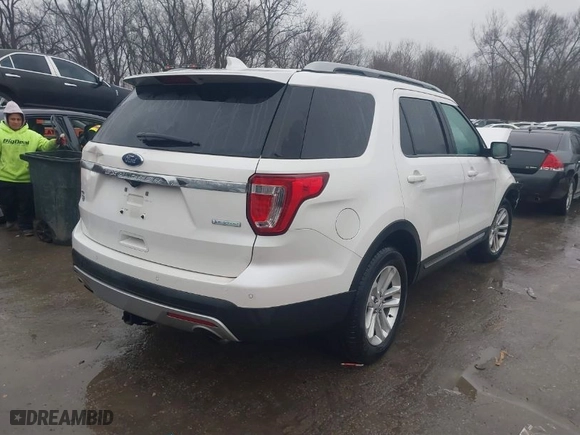 2016 Ford Explorer XLT with VIN 1FM5K7DH6GGA34675, listed as a IAAI auction lot 41502371 with 135,405 mi miles. Bid and sale history available at carsss.com. Image 4.