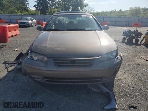 1999 Toyota Camry LE z VIN JT2BG22K0X0295893, wystawiony jako Copart lot #56183655 z przebiegiem 327 172 mil mil oraz Szkoda całkowita • Salvage title. Historia ofert i sprzedaży dostępna na DreamBid. Obrazek 5.