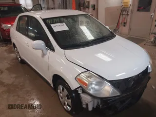 2008 Nissan Versa S z VIN 3N1BC11E28L389368, wystawiony jako IAAI lot #41711968 z przebiegiem 157 694 mil mil oraz . Historia ofert i sprzedaży dostępna na DreamBid. Obrazek 1.