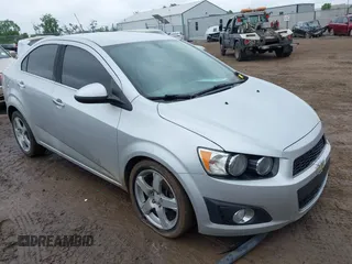 2016 Chevrolet Sonic LTZ z VIN 1G1JE5SB5G4139926, wystawiony jako IAAI lot #42334309 z przebiegiem 133 538 mil mil oraz . Historia ofert i sprzedaży dostępna na DreamBid. Obrazek 1.