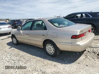 1998 Toyota Camry LE z VIN 4T1BG22K0WU858838, wystawiony jako Copart lot #53525565 z przebiegiem 133 777 mil mil oraz Czysty tytuł • Clean title. Historia ofert i sprzedaży dostępna na DreamBid. Obrazek 2.