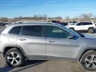 2019 Jeep Cherokee Limited with VIN 1C4PJMDN0KD180598, listed as a IAAI auction lot 41433530 with 137,398 mi miles. Bid and sale history available at carsss.com. Image 14.