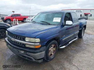 2000 Chevrolet Silverado 1500 LS with VIN 2GCEC19T8Y1201368, listed as a IAAI auction lot 41826376 with NaN miles. Bid and sale history available at carsss.com. Image 2.
