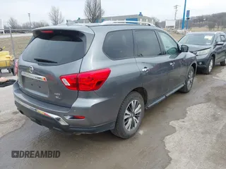 2019 Nissan Pathfinder S z VIN 5N1DR2MM7KC593207, wystawiony jako IAAI lot #41639401 z przebiegiem 71 494 mil mil oraz . Historia ofert i sprzedaży dostępna na DreamBid. Obrazek 4.