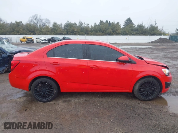 2015 Chevrolet Sonic LT z VIN 1G1JC5SBXF4179097, wystawiony jako IAAI lot #41715882 z przebiegiem 127 163 mil mil oraz . Historia ofert i sprzedaży dostępna na DreamBid. Obrazek 13.