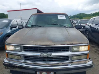 1996 Chevrolet Suburban z VIN 1GNFK16R9TJ326563, wystawiony jako IAAI lot #42300678 z przebiegiem 211 224 mil mil oraz . Historia ofert i sprzedaży dostępna na DreamBid. Obrazek 6.
