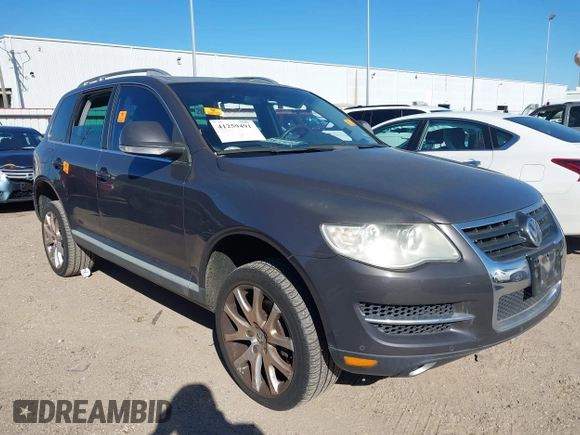 2010 Volkswagen Touareg VR6 z VIN WVGBF7A95AD002412, wystawiony jako IAAI lot #41259491 z przebiegiem 94 104 mil mil oraz . Historia ofert i sprzedaży dostępna na DreamBid. Obrazek 1.