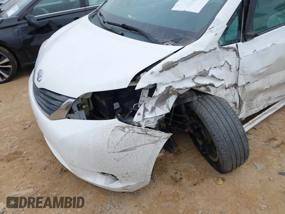 2011 Toyota Sienna XLE with VIN 5TDDK3DC0BS015244, listed as a IAAI auction lot 41413002 with 128,591 mi miles. Bid and sale history available at carsss.com. Image 17.