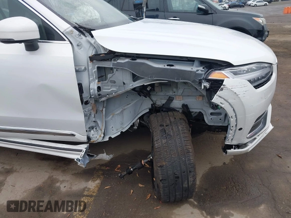 2024 Volvo XC90 Plus Bright Theme with VIN YV4062PE6R1226477, listed as a IAAI auction lot 41882985 with 15,057 mi miles and . Bid and sale history available at DreamBid. Image 6.
